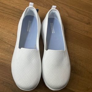 Sketchers Slip On Walking Shoes 9 EW | Extra Wide | White
